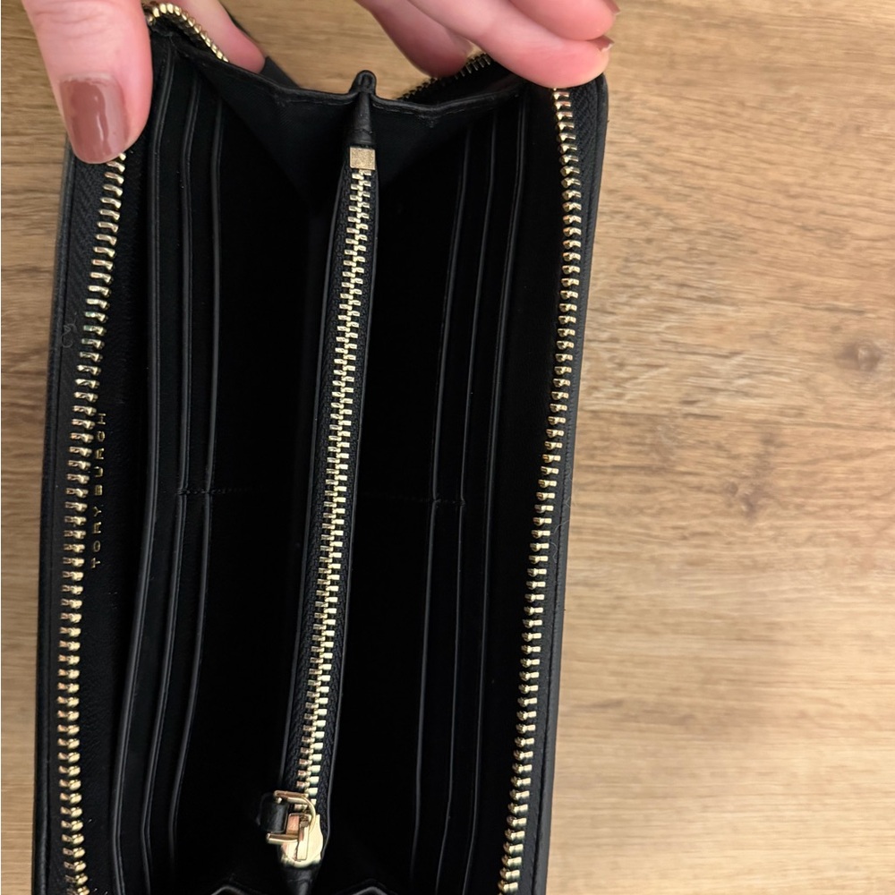 Tory Burch Black Quilted Zip-Around Wallet with Embossed Logo - Picture 3 of 4